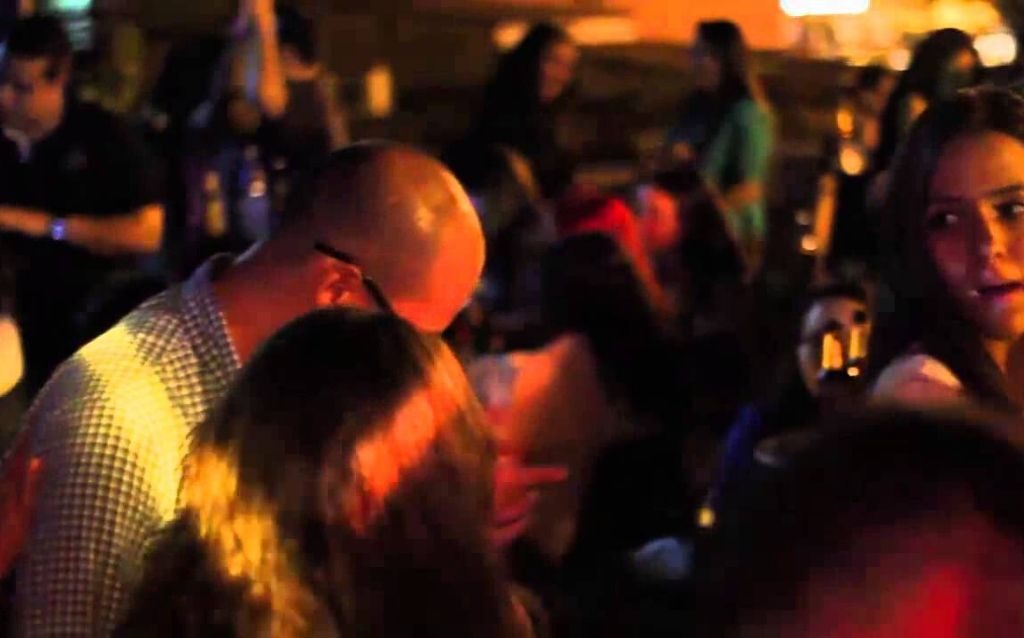 La Galería Bar en Cali es conocida por su sublime terraza en la azotea, fiestas de espuma y nubes de hierba que se arremolinan