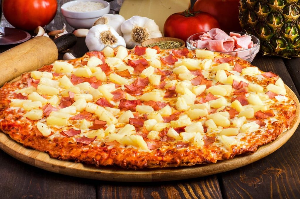 La pizza hawaiana incluye jamón y piña