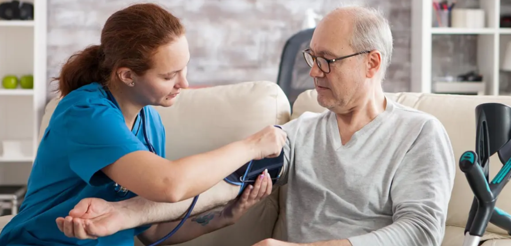 doctora revisando a hombre de la tercera edad