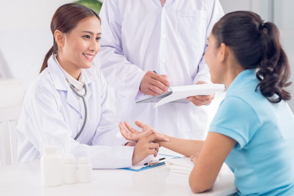 mujer en check up médico