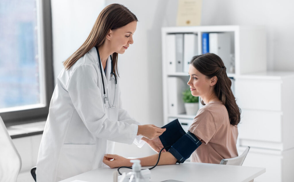 doctora tomando la presión a paciente