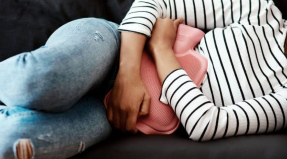chica con cólicos con duda si es síndrome premenstrual o embarazo