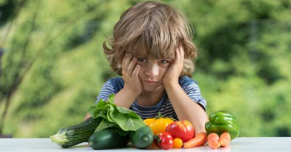 niño con posible deficiencia de vitaminas