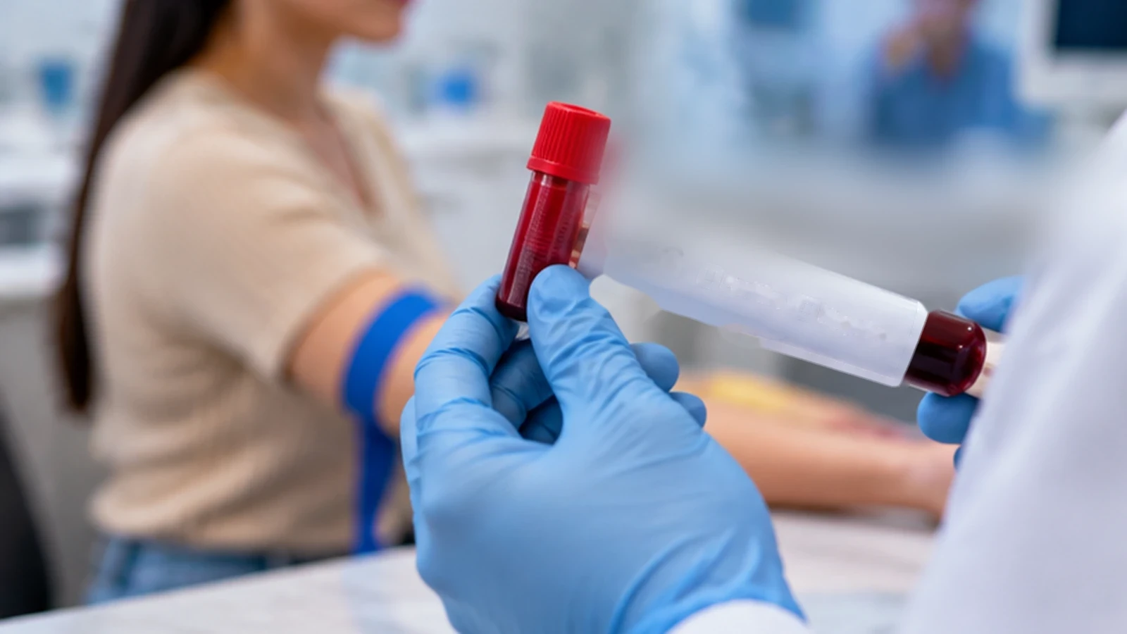 profesional sacando muestra de sangre